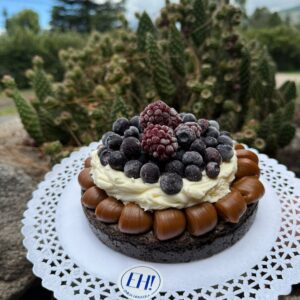 Brownie con dulce de leche, crema y frutos rojos
