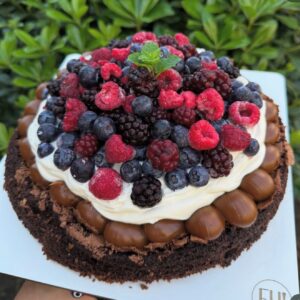 Marquise con dulce de leche, crema y frutos rojos. Sin Tacc