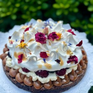 Brownie Tentacion, con dulce de leche, crema, frutos rojos y merengue