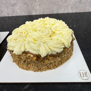 Torta de nuez con dulce de leche y crema chantilly/ o merengue/ o pastelera. Sin Tacc