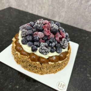 Torta de Nuez con dulce de leche, crema y frutos rojos. Sin tacc